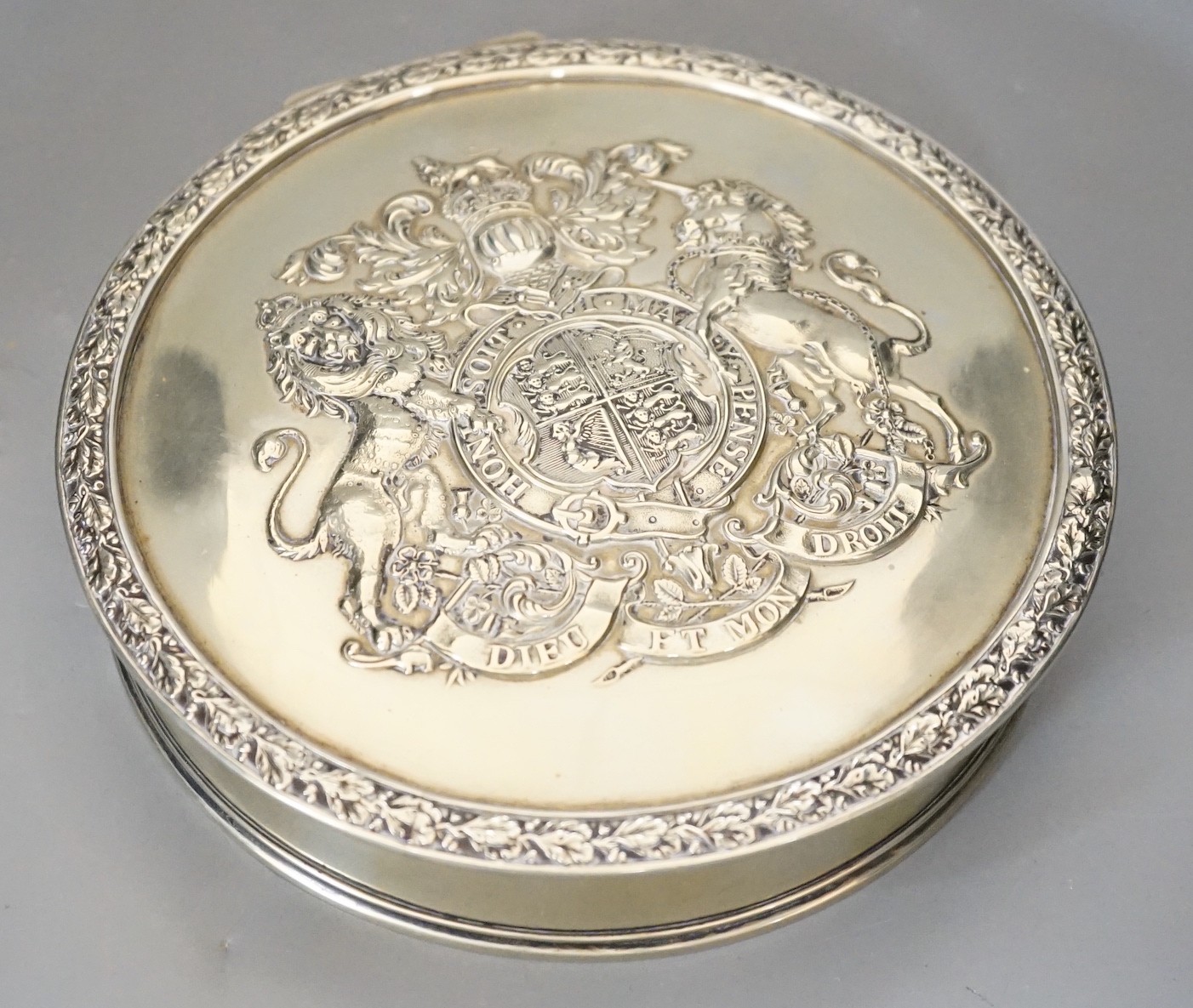 An Edwardian silver plated seal box,19cms diameter